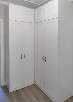 Угловой шкаф в прихожую