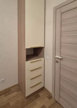 Узкий шкаф с выдвижными ящиками в прихожую
