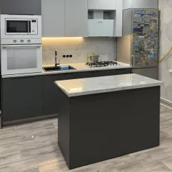 Прямой кухонный гарнитур с островом
