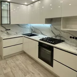 Стильная угловая кухня, шкафы с системой открывания без ручек