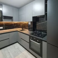 Угловая кухня, встроенная техника, шкафы со скрытыми ручками